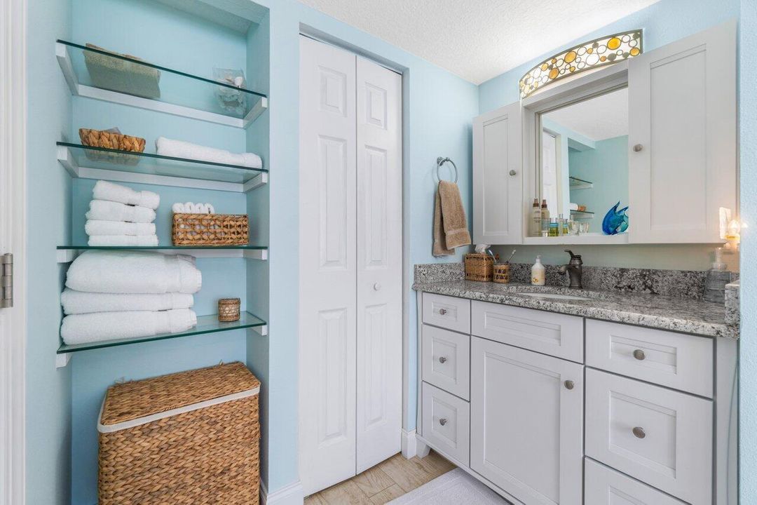 For Sale: $334,000 (2 beds, 2 baths, 923 Square Feet)