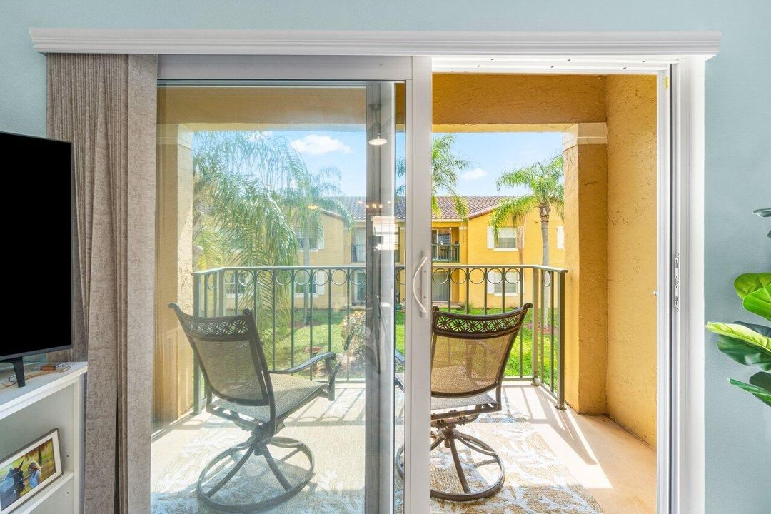 For Sale: $334,000 (2 beds, 2 baths, 923 Square Feet)