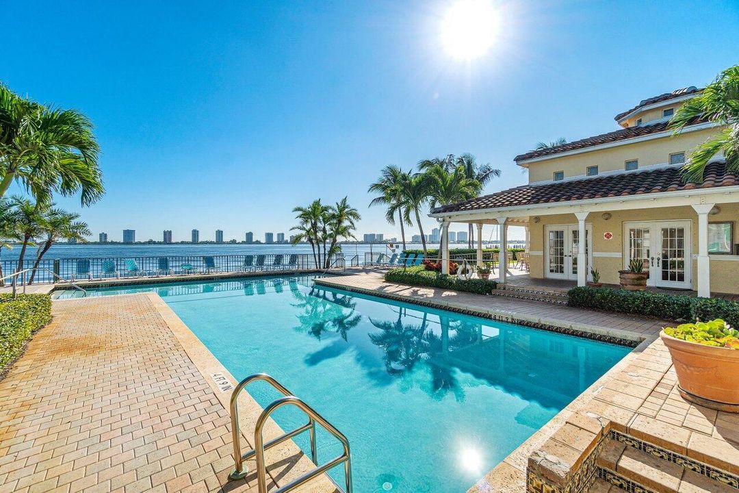 For Sale: $334,000 (2 beds, 2 baths, 923 Square Feet)