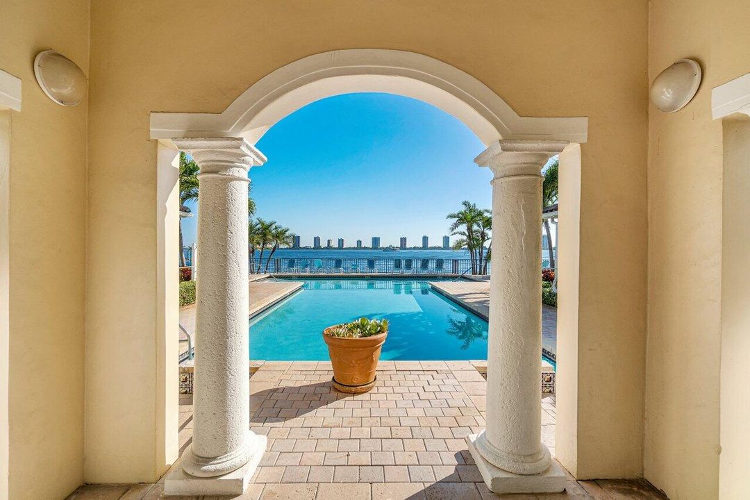 For Sale: $334,000 (2 beds, 2 baths, 923 Square Feet)