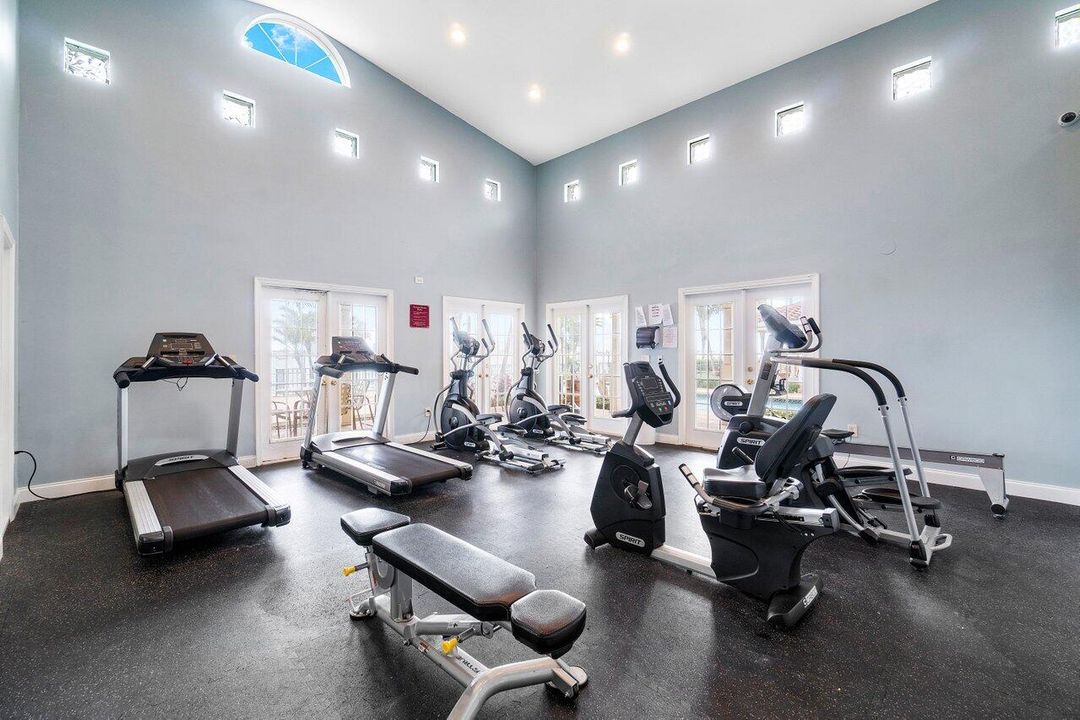 For Sale: $334,000 (2 beds, 2 baths, 923 Square Feet)