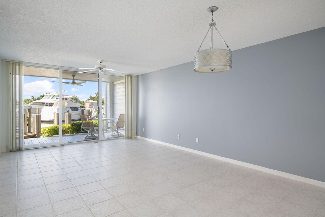 For Sale: $525,000 (2 beds, 2 baths, 1100 Square Feet)