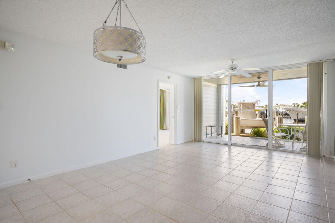 For Sale: $525,000 (2 beds, 2 baths, 1100 Square Feet)