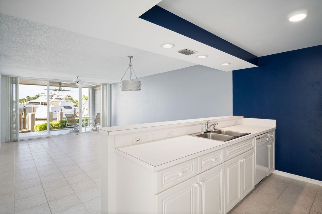 For Sale: $525,000 (2 beds, 2 baths, 1100 Square Feet)