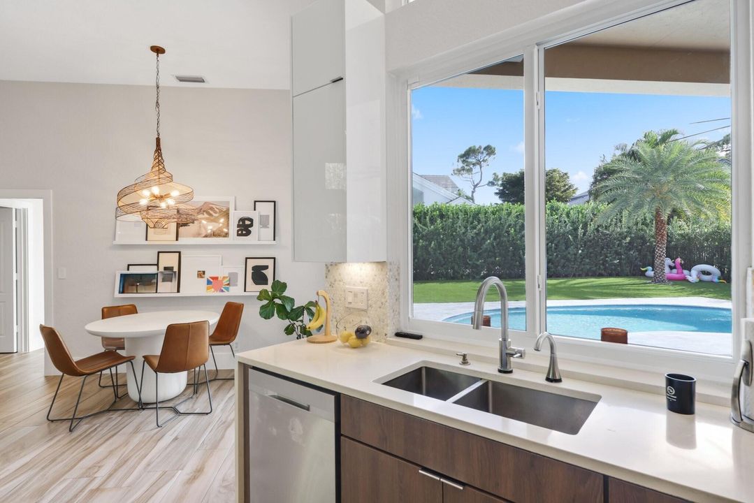 En Venta: $1,895,000 (4 camas, 2 baños, 2775 Pies cuadrados)