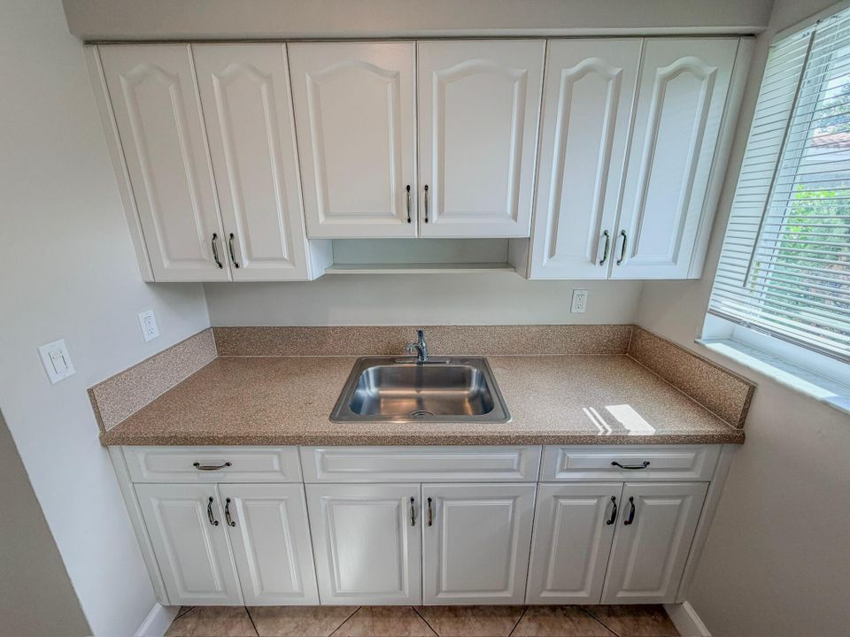 For Rent: $2,000 (1 beds, 1 baths, 650 Square Feet)