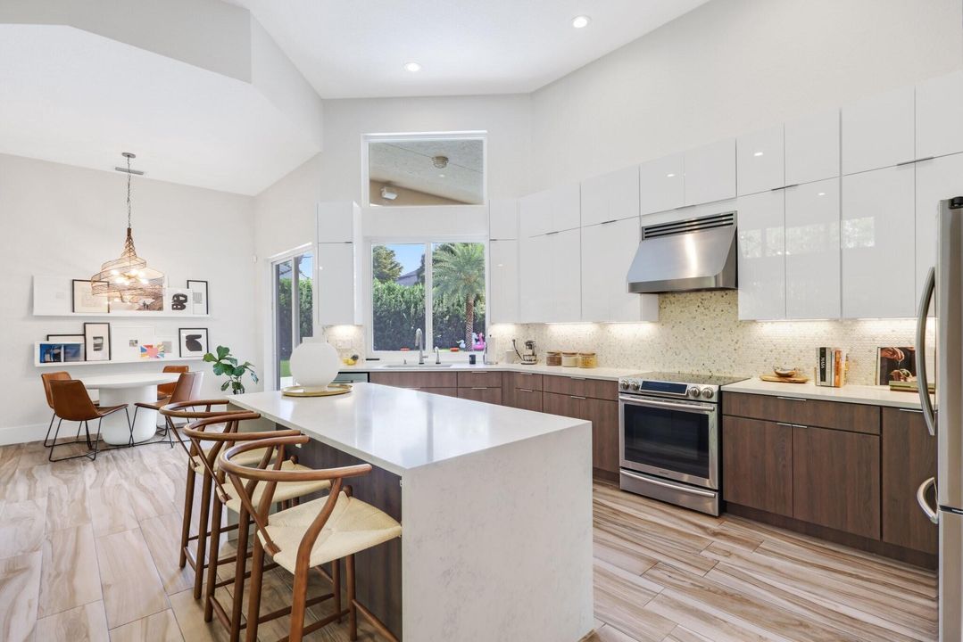 En Venta: $1,895,000 (4 camas, 2 baños, 2775 Pies cuadrados)