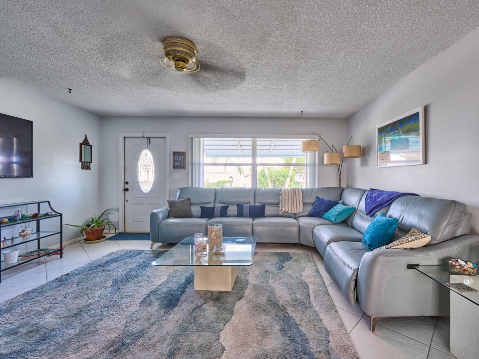 出租: $2,000 (2 贝兹, 1 浴室, 888 平方英尺)