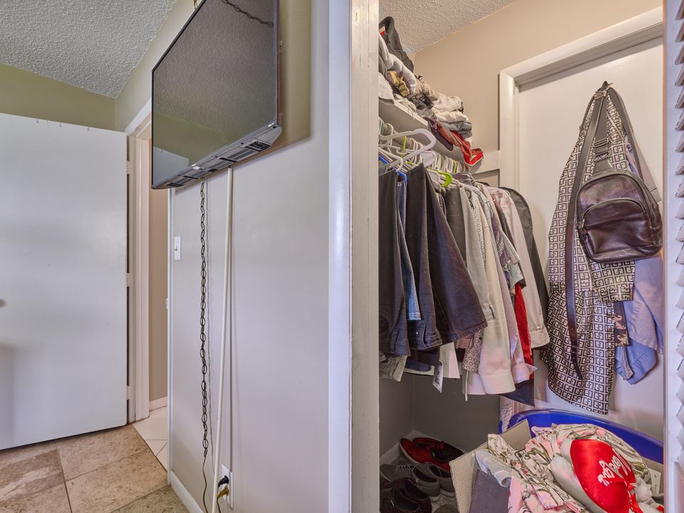 出租: $2,000 (2 贝兹, 1 浴室, 888 平方英尺)