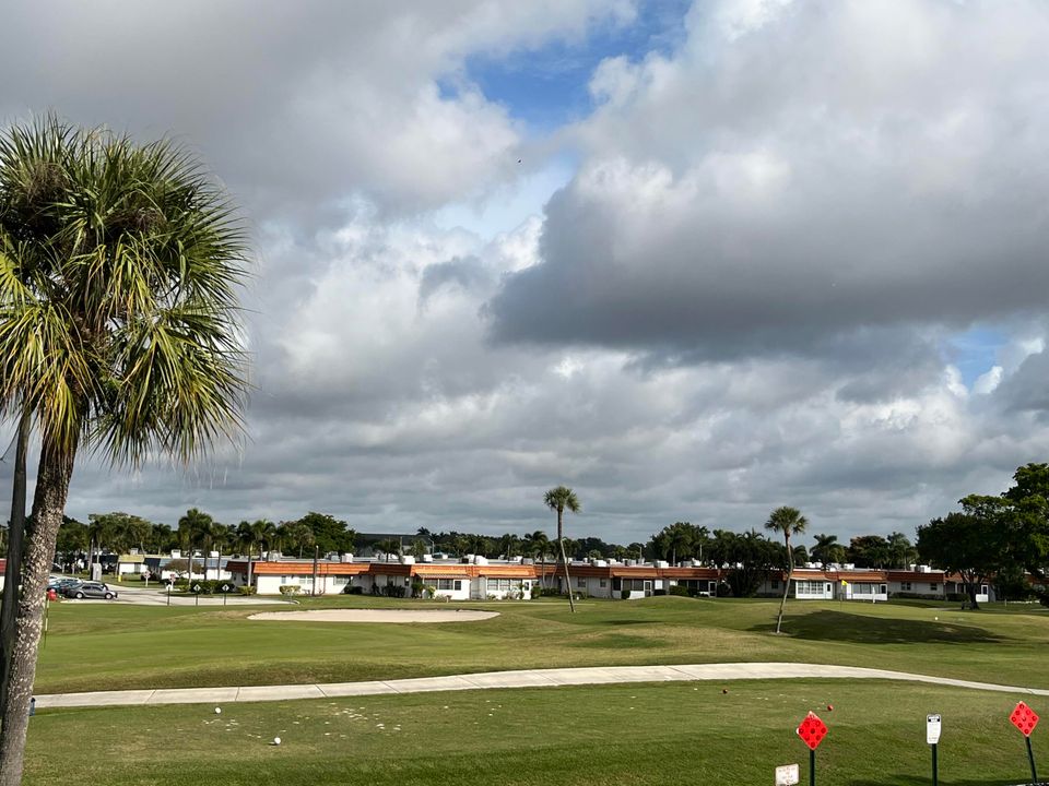 待售: $77,500 (1 贝兹, 1 浴室, 726 平方英尺)