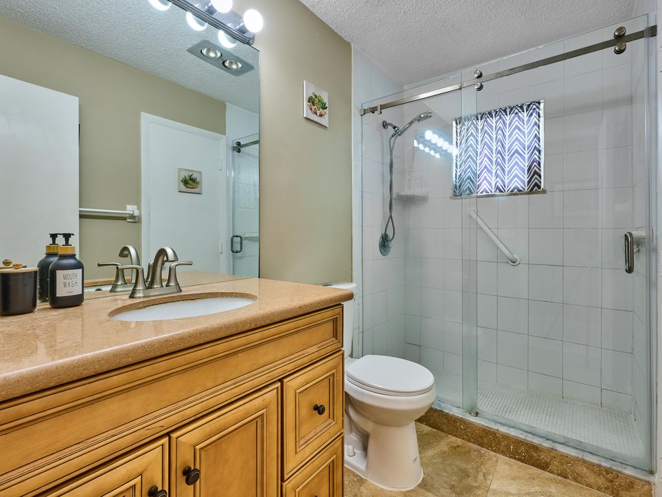 出租: $2,000 (2 贝兹, 1 浴室, 888 平方英尺)