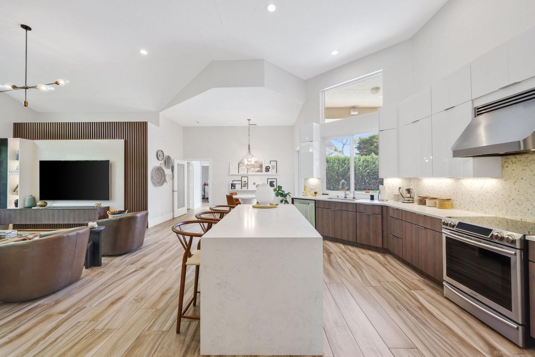 En Venta: $1,895,000 (4 camas, 2 baños, 2775 Pies cuadrados)