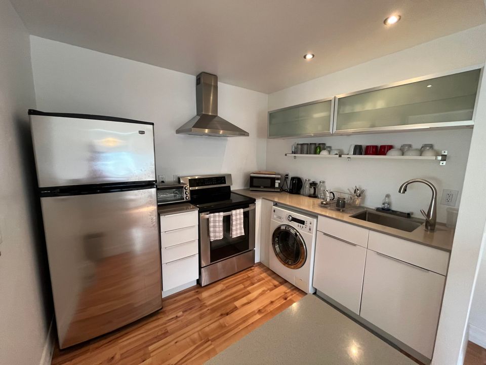 待售: $77,500 (1 贝兹, 1 浴室, 726 平方英尺)