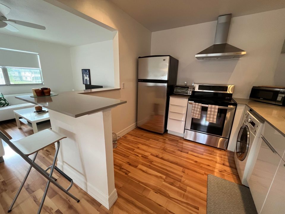 待售: $77,500 (1 贝兹, 1 浴室, 726 平方英尺)