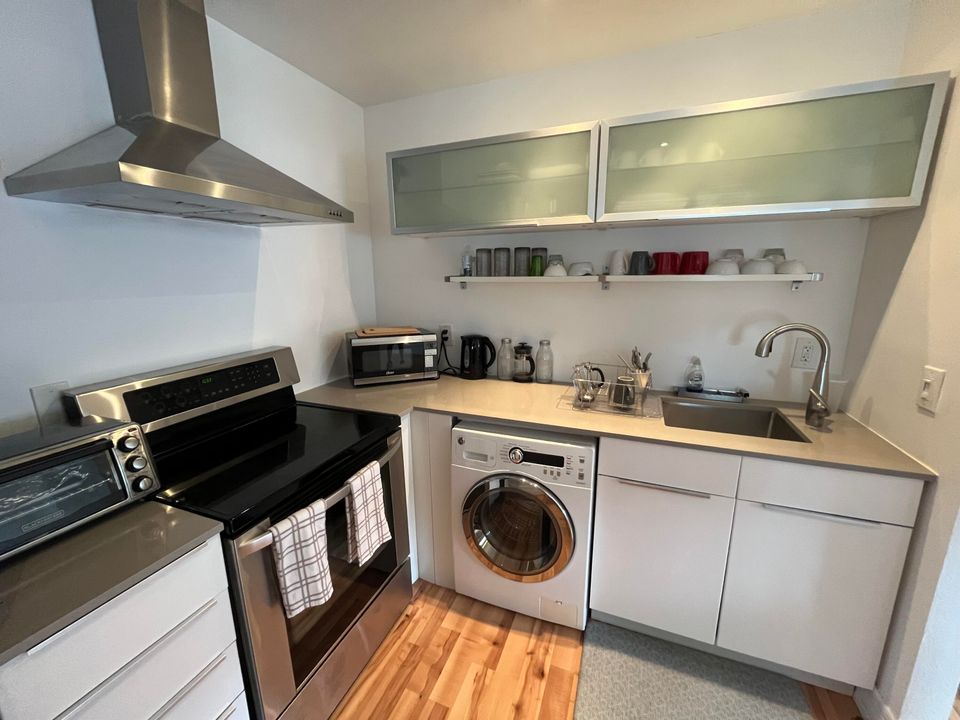 待售: $77,500 (1 贝兹, 1 浴室, 726 平方英尺)