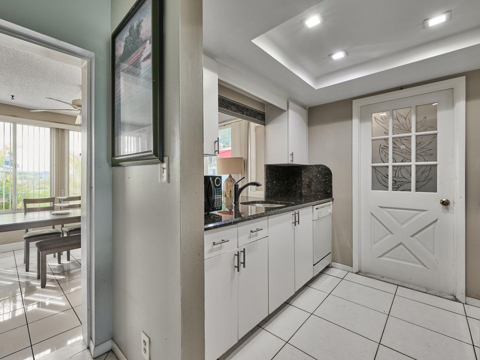 出租: $2,000 (2 贝兹, 1 浴室, 888 平方英尺)