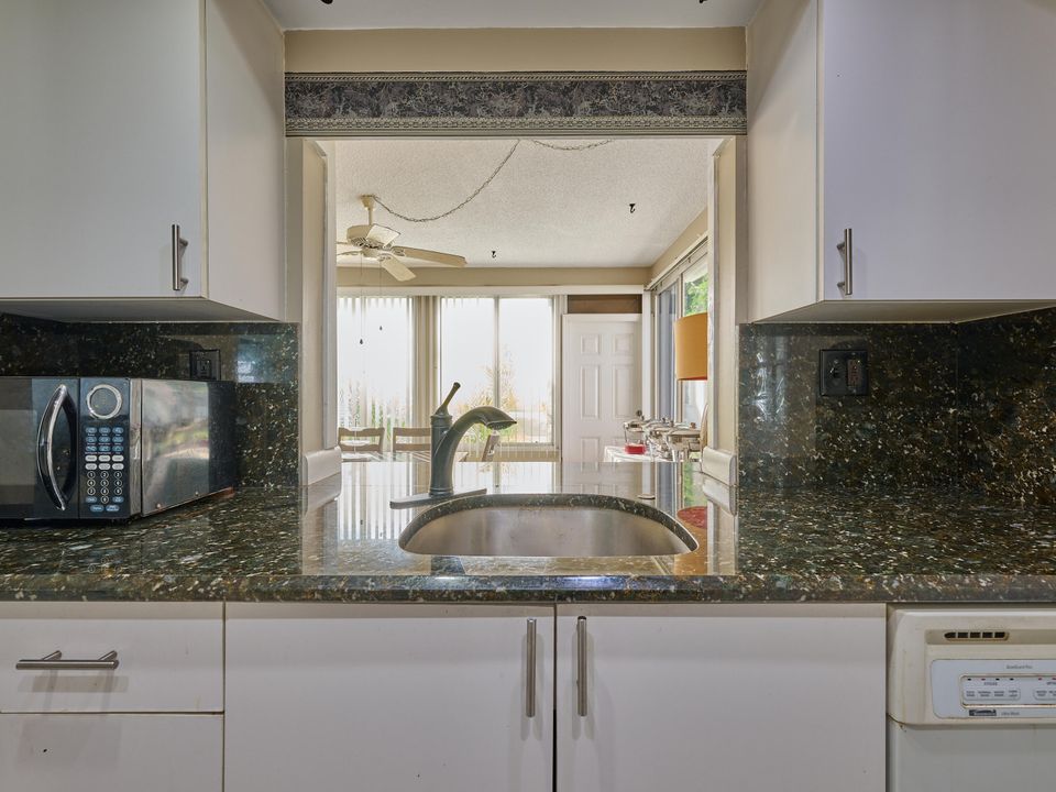 出租: $2,000 (2 贝兹, 1 浴室, 888 平方英尺)