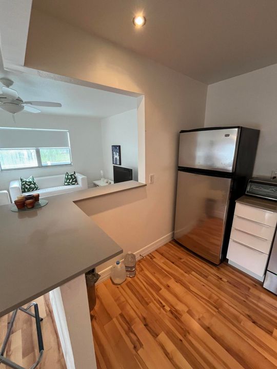 待售: $77,500 (1 贝兹, 1 浴室, 726 平方英尺)