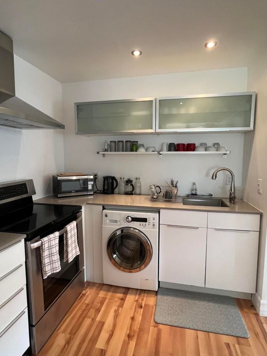 待售: $77,500 (1 贝兹, 1 浴室, 726 平方英尺)