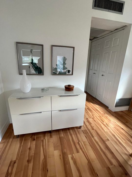 待售: $77,500 (1 贝兹, 1 浴室, 726 平方英尺)