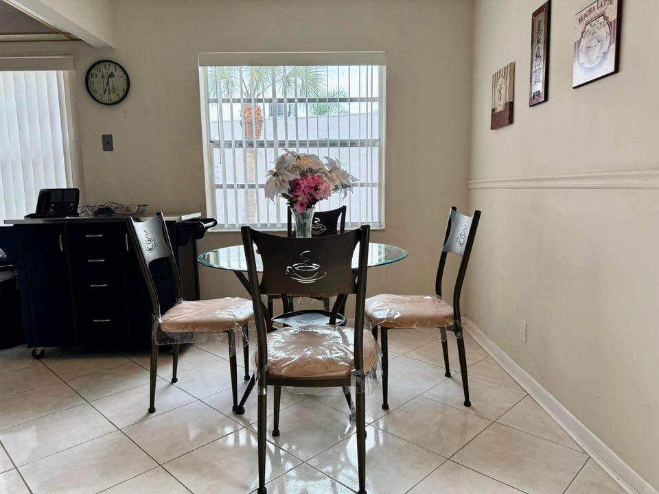 待售: $125,000 (2 贝兹, 2 浴室, 907 平方英尺)