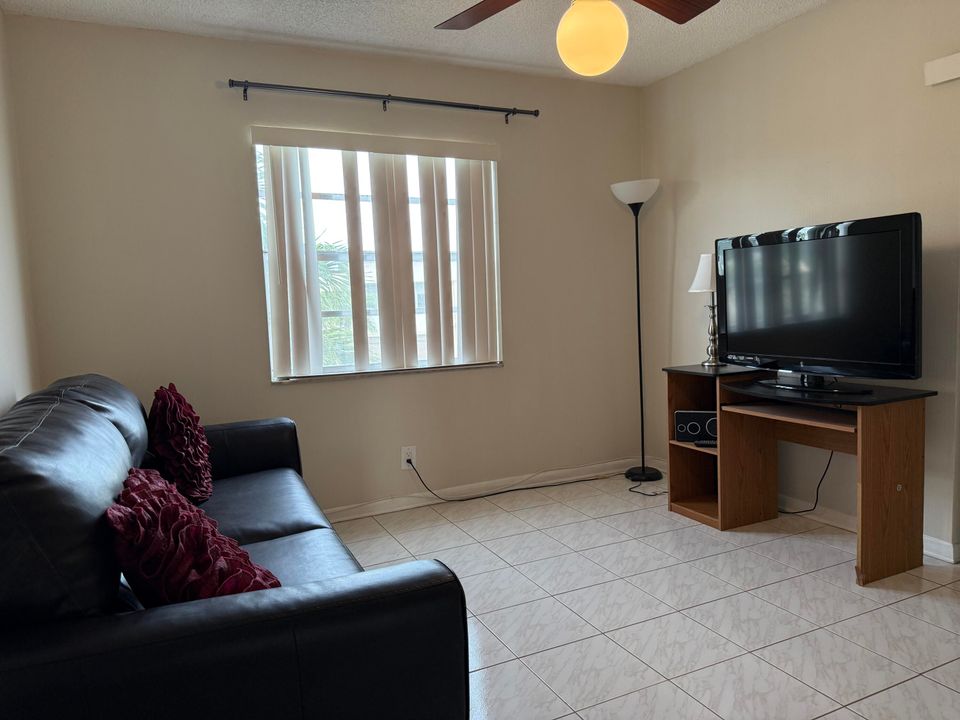 待售: $125,000 (2 贝兹, 2 浴室, 907 平方英尺)