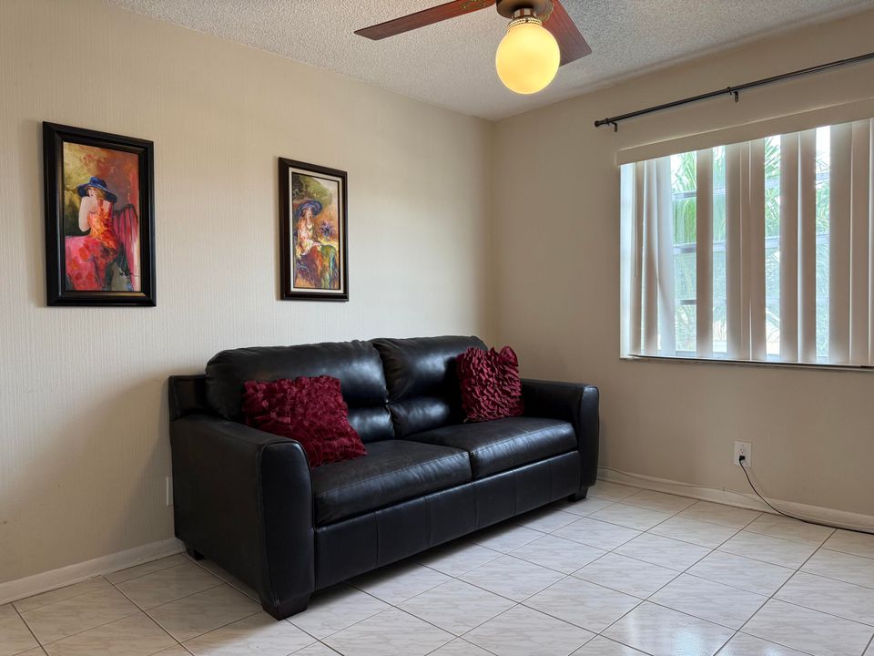 待售: $125,000 (2 贝兹, 2 浴室, 907 平方英尺)