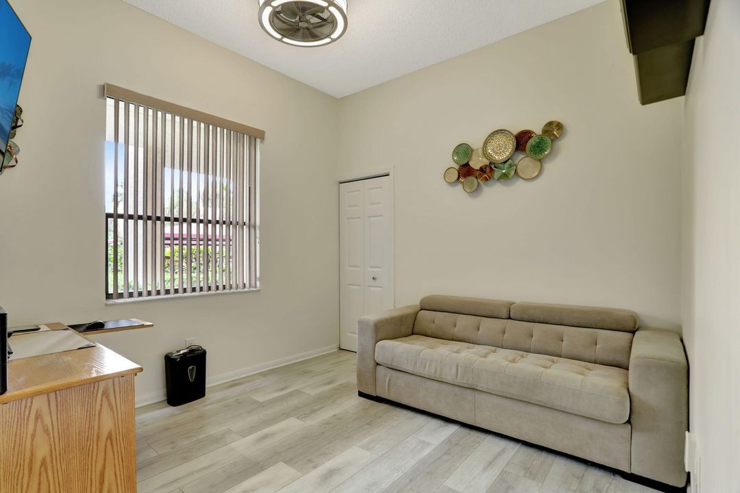 For Sale: $349,000 (2 beds, 2 baths, 1323 Square Feet)