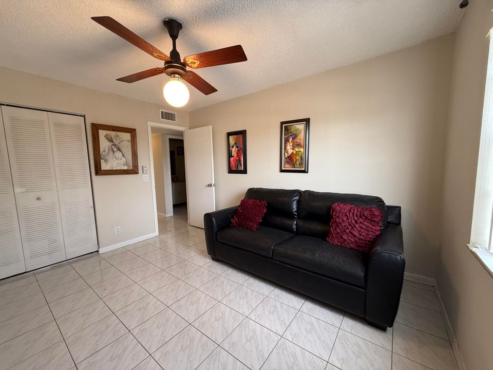 待售: $125,000 (2 贝兹, 2 浴室, 907 平方英尺)