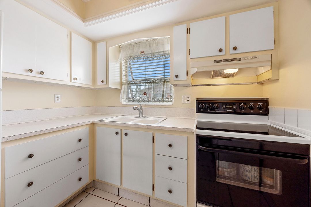 For Sale: $75,000 (1 beds, 1 baths, 611 Square Feet)