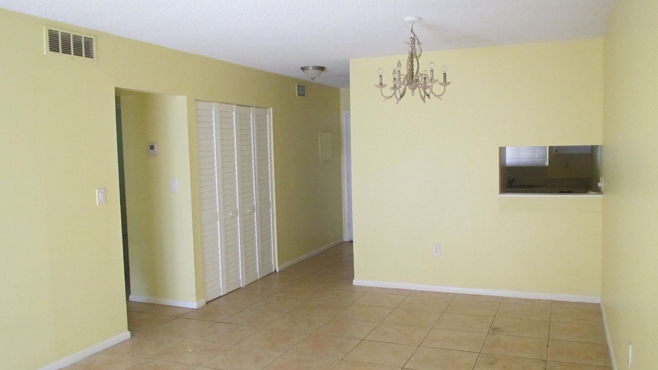 For Rent: $1,900 (2 beds, 1 baths, 728 Square Feet)