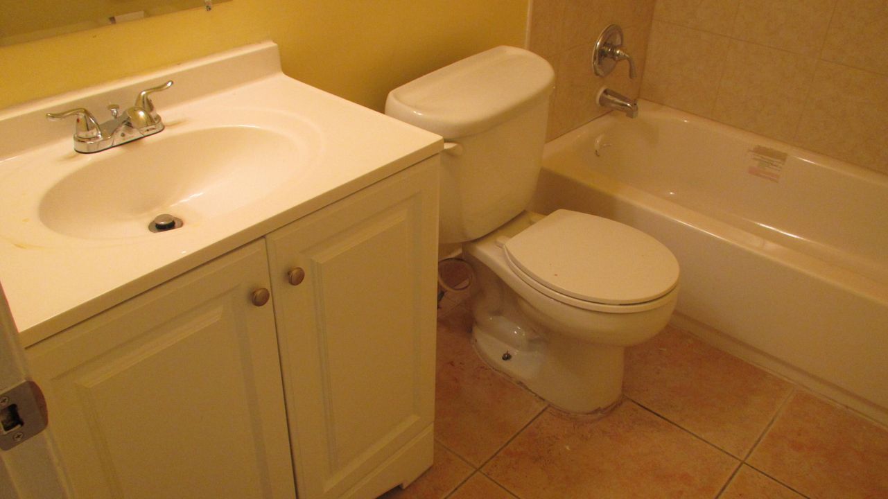 For Rent: $1,900 (2 beds, 1 baths, 728 Square Feet)