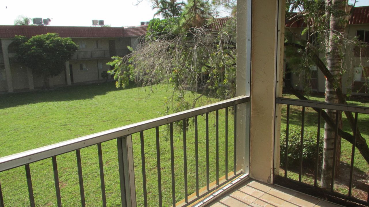 For Rent: $1,900 (2 beds, 1 baths, 728 Square Feet)