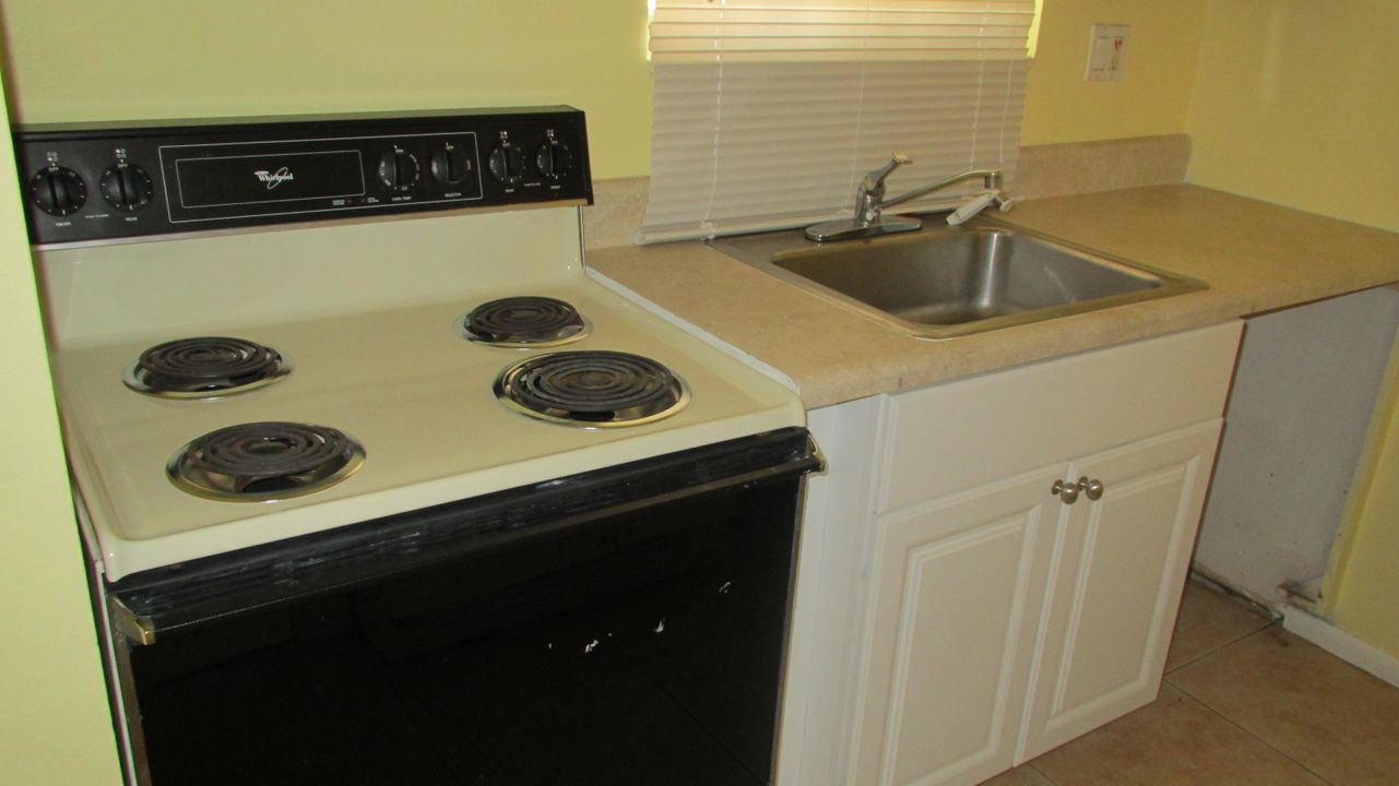 For Rent: $1,900 (2 beds, 1 baths, 728 Square Feet)