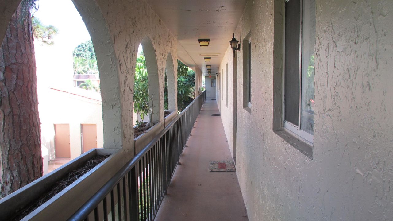 For Rent: $1,900 (2 beds, 1 baths, 728 Square Feet)