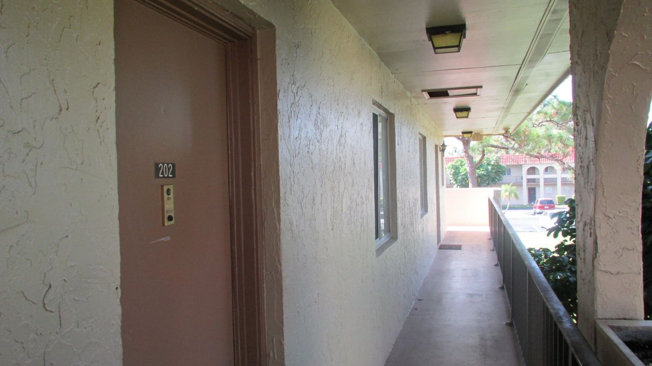 For Rent: $1,900 (2 beds, 1 baths, 728 Square Feet)