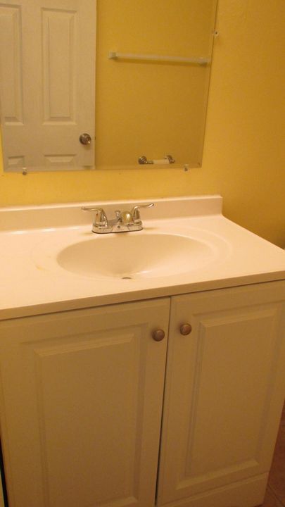 For Rent: $1,900 (2 beds, 1 baths, 728 Square Feet)