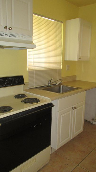 For Rent: $1,900 (2 beds, 1 baths, 728 Square Feet)