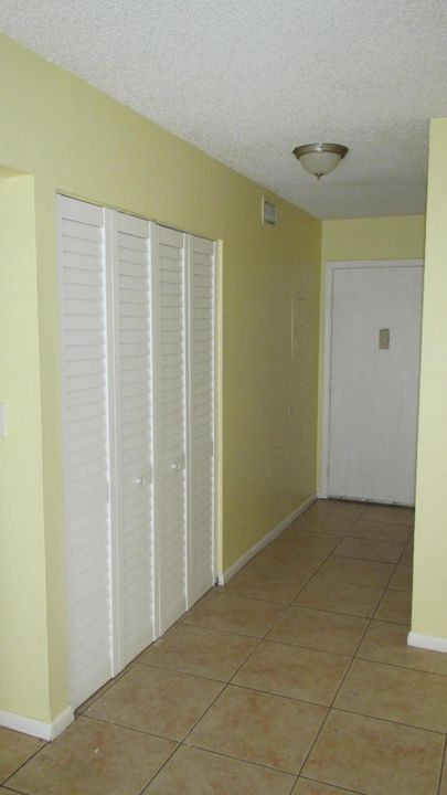 For Rent: $1,900 (2 beds, 1 baths, 728 Square Feet)