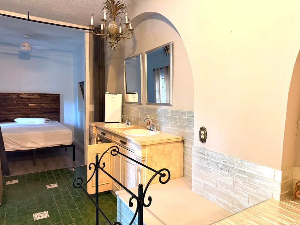 For Sale: $1,950,000 (5 beds, 5 baths, 6264 Square Feet)