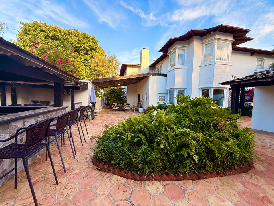 For Sale: $1,950,000 (5 beds, 5 baths, 6264 Square Feet)