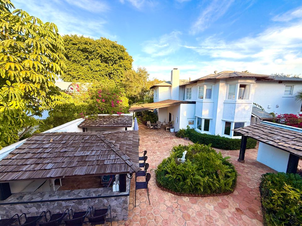 For Sale: $1,950,000 (5 beds, 5 baths, 6264 Square Feet)