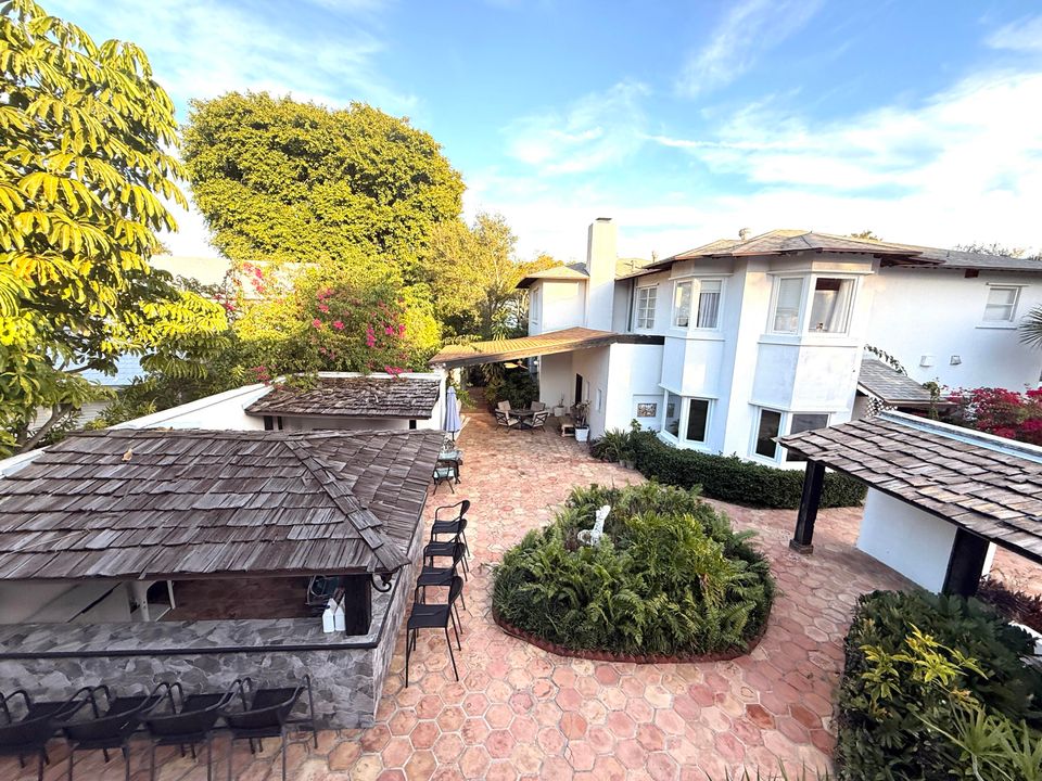 For Sale: $1,950,000 (5 beds, 5 baths, 6264 Square Feet)