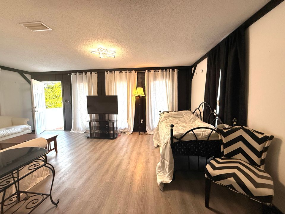 For Sale: $1,950,000 (5 beds, 5 baths, 6264 Square Feet)