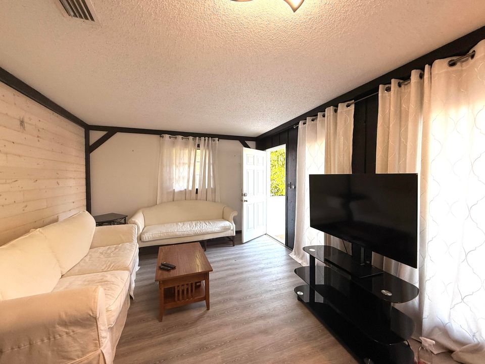 For Sale: $1,950,000 (5 beds, 5 baths, 6264 Square Feet)