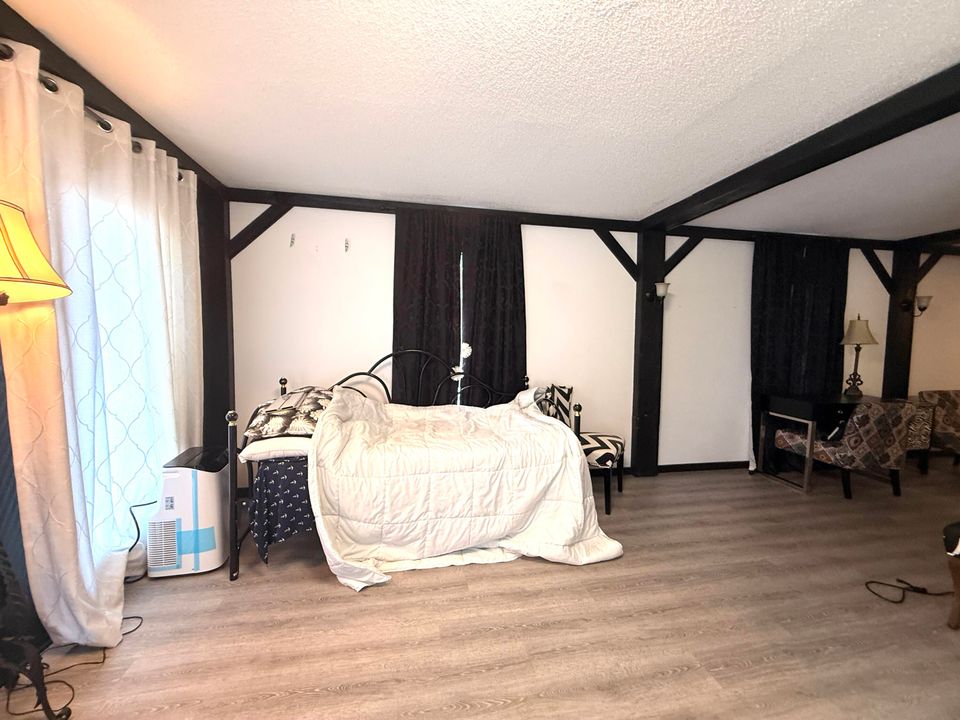 For Sale: $1,950,000 (5 beds, 5 baths, 6264 Square Feet)