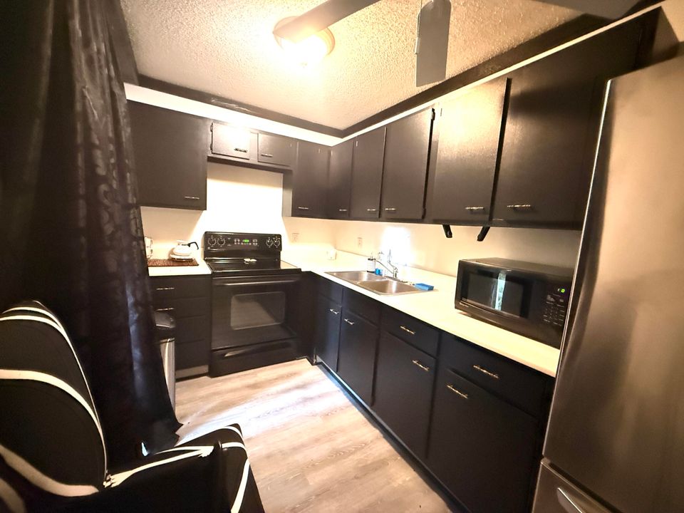 For Sale: $1,950,000 (5 beds, 5 baths, 6264 Square Feet)