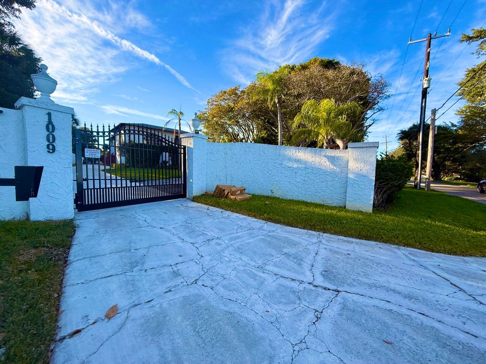 For Sale: $1,950,000 (5 beds, 5 baths, 6264 Square Feet)