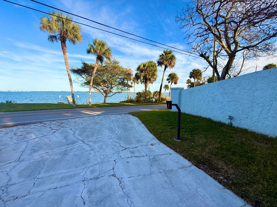 For Sale: $1,950,000 (5 beds, 5 baths, 6264 Square Feet)