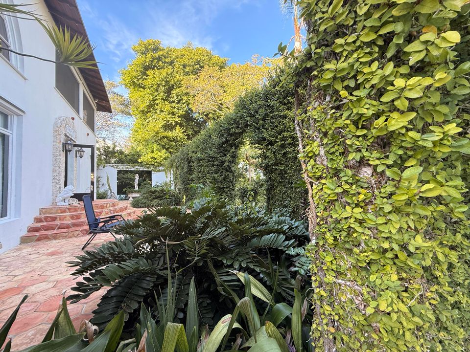 For Sale: $1,950,000 (5 beds, 5 baths, 6264 Square Feet)